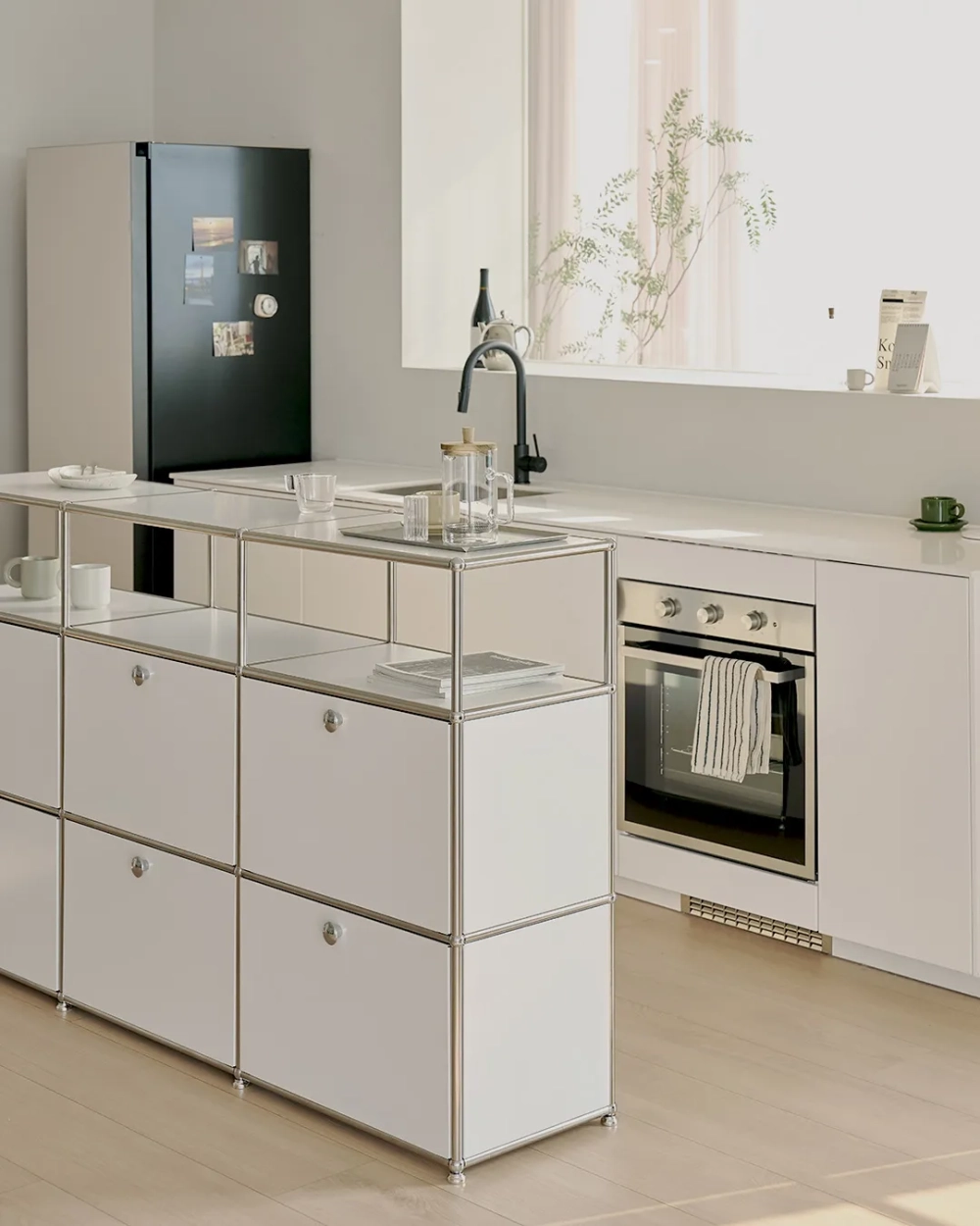 Tủ để đồ nhà bếp kết hợp bàn đảo đa năng tiện dụng