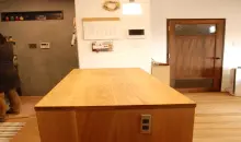 Tổng hợp mặt đá bàn đảo kết hợp ghế bar và chậu rửa hiện đại