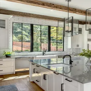 Mẫu tủ bếp có cửa sổ giúp căn bếp sáng và thoáng hơn