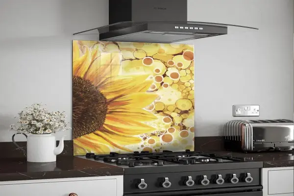 Kính ốp bếp màu vàng mang lại sự ấm cúng và tài lộc