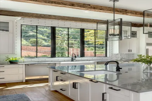 Mẫu tủ bếp có cửa sổ giúp căn bếp sáng và thoáng hơn