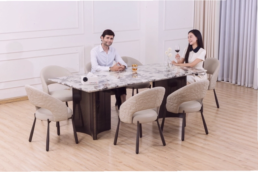 Bàn ăn 2m2 sang trọng, đủ chỗ cho 10 ghế ngồi
