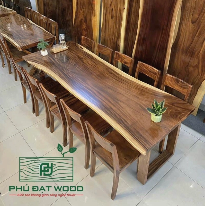 Bàn ăn gỗ me tây 10 ghế với thiết kế cạnh tự nhiên và chân sắt hiện đại