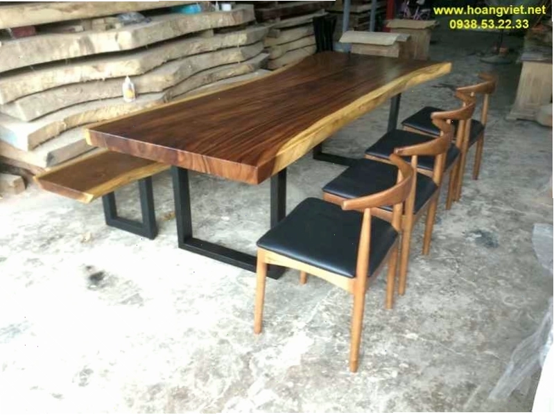 Bàn ăn gỗ nguyên khối với ghế băng dài bằng gỗ me tây