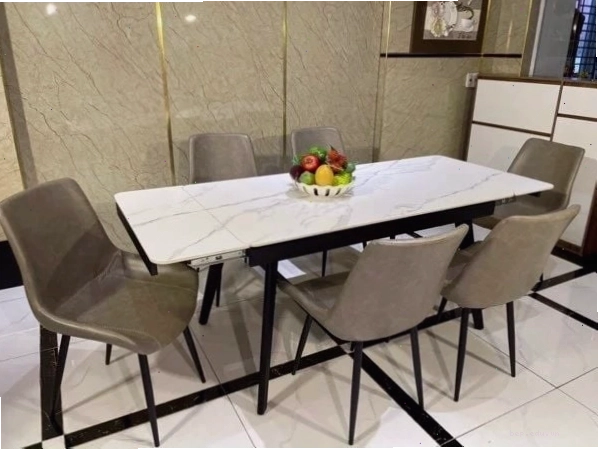 Bàn ăn mặt đá sắp xếp gọn gàng, tiết kiệm không gian