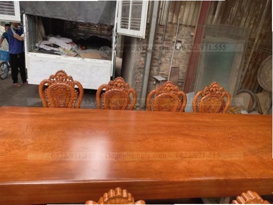 Bàn ăn nguyên khối gỗ gõ đỏ với những đường vân gỗ tự nhiên tuyệt đẹp
