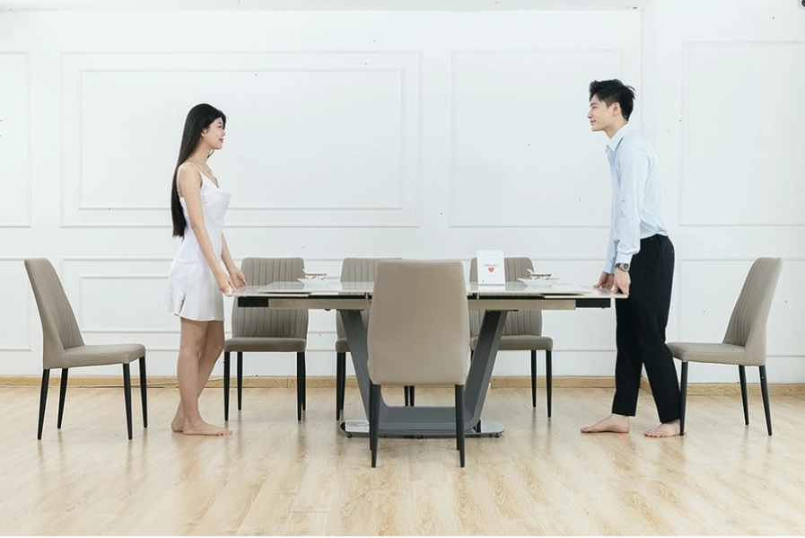 Bàn ăn thông minh linh hoạt từ 1m6 kéo dài tới 2m4