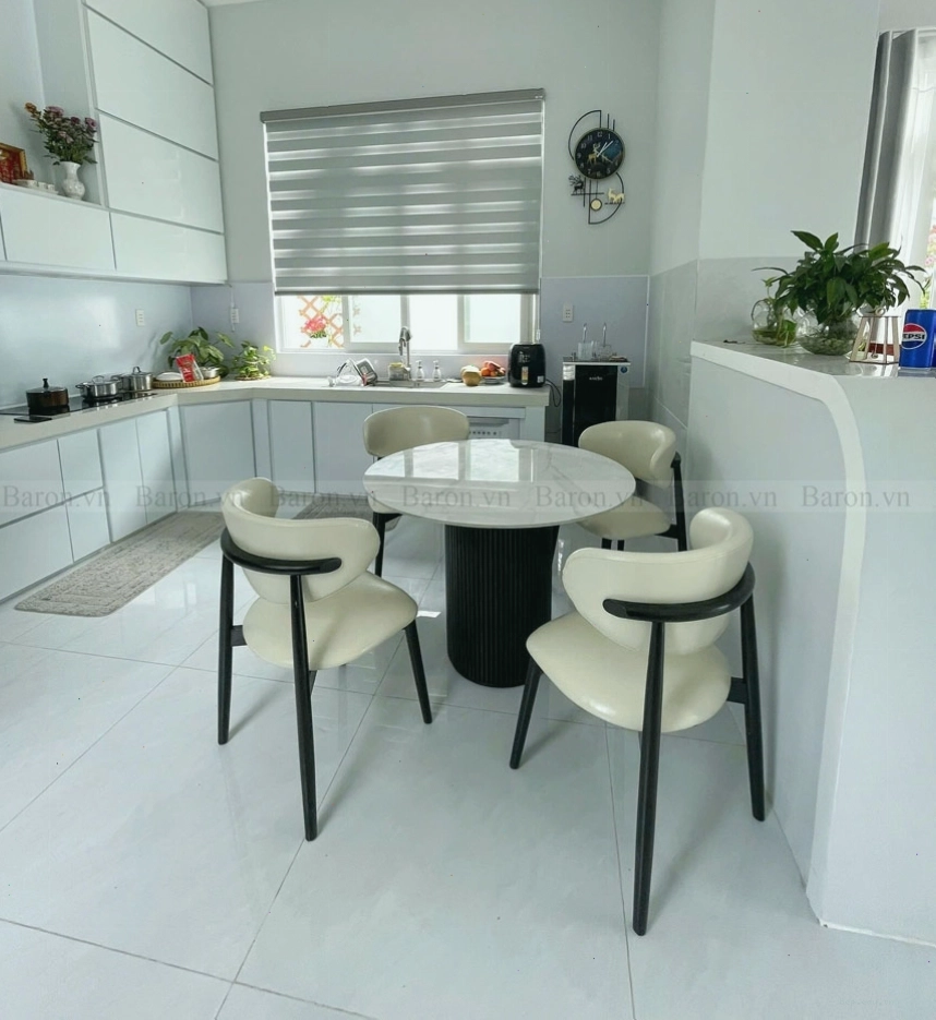 Bàn ăn tròn đẹp 4 ghế, nhỏ gọn và phù hợp với nhiều không gian