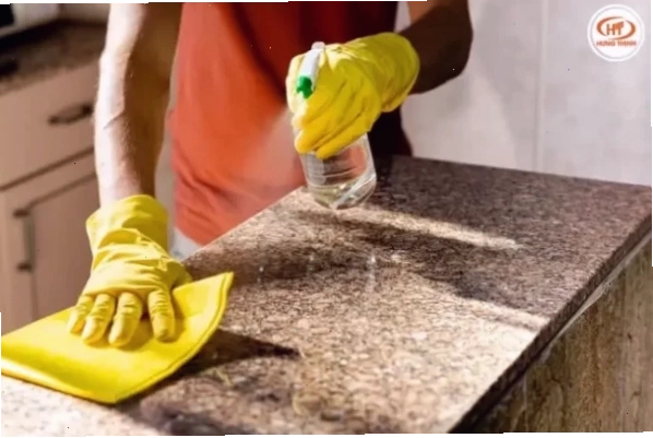 Bàn bếp đá hoa cương với bề mặt nhẵn bóng, dễ vệ sinh