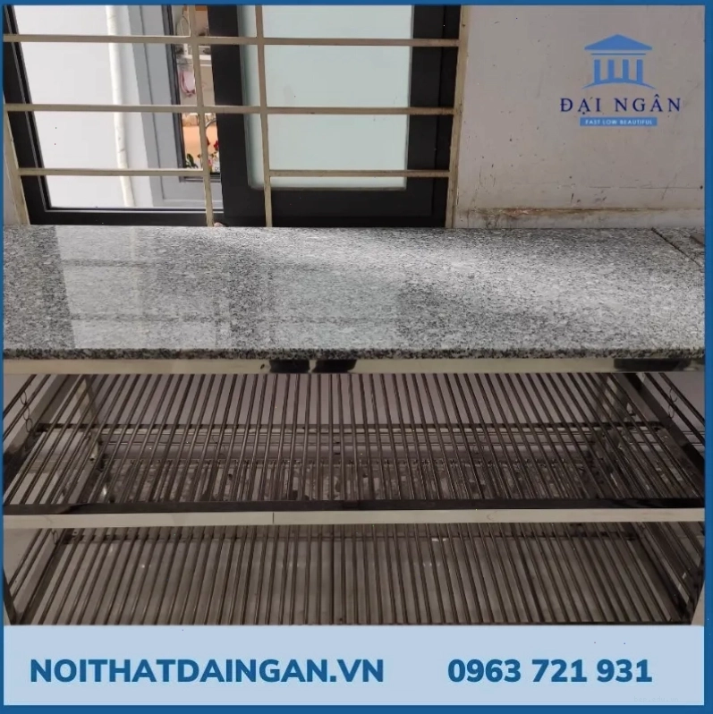 Bàn bếp khung inox mặt đá với thiết kế hiện đại