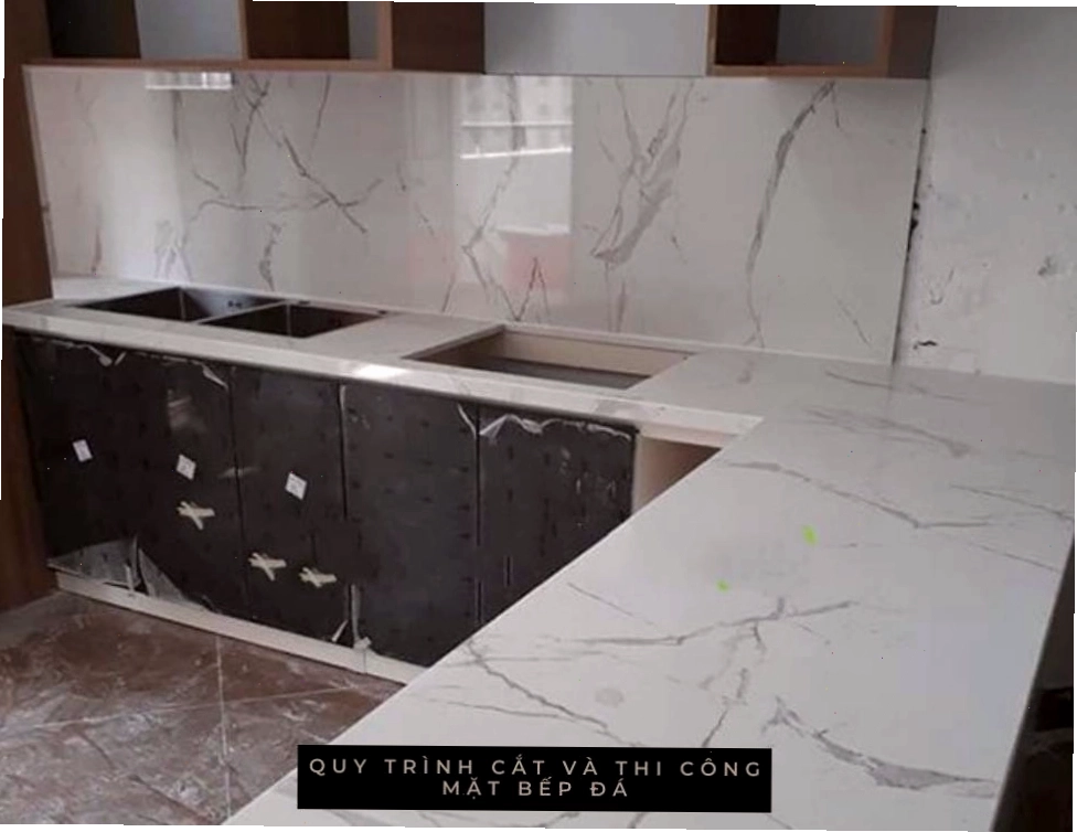 Bàn bếp làm từ đá Solid Surface liền mạch, hiện đại