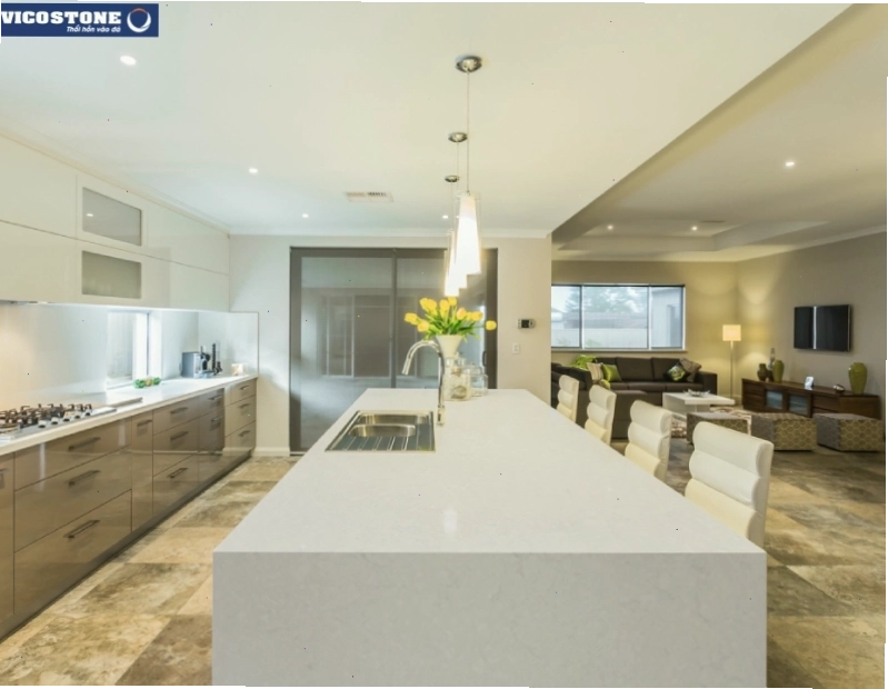 Bàn đảo bếp nằm tách biệt với bàn bếp chính tạo sự phân chia không gian hợp lý