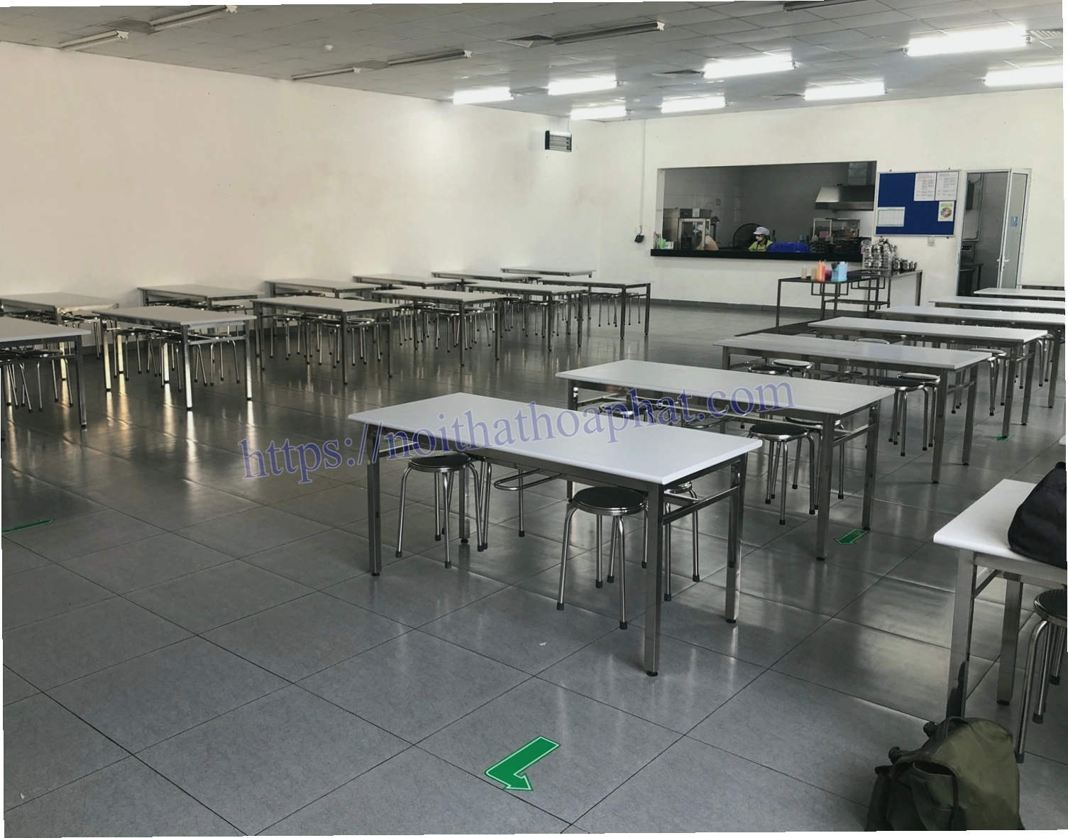 Bàn ghế ăn công nghiệp inox được bố trí trong không gian nhà ăn hiện đại