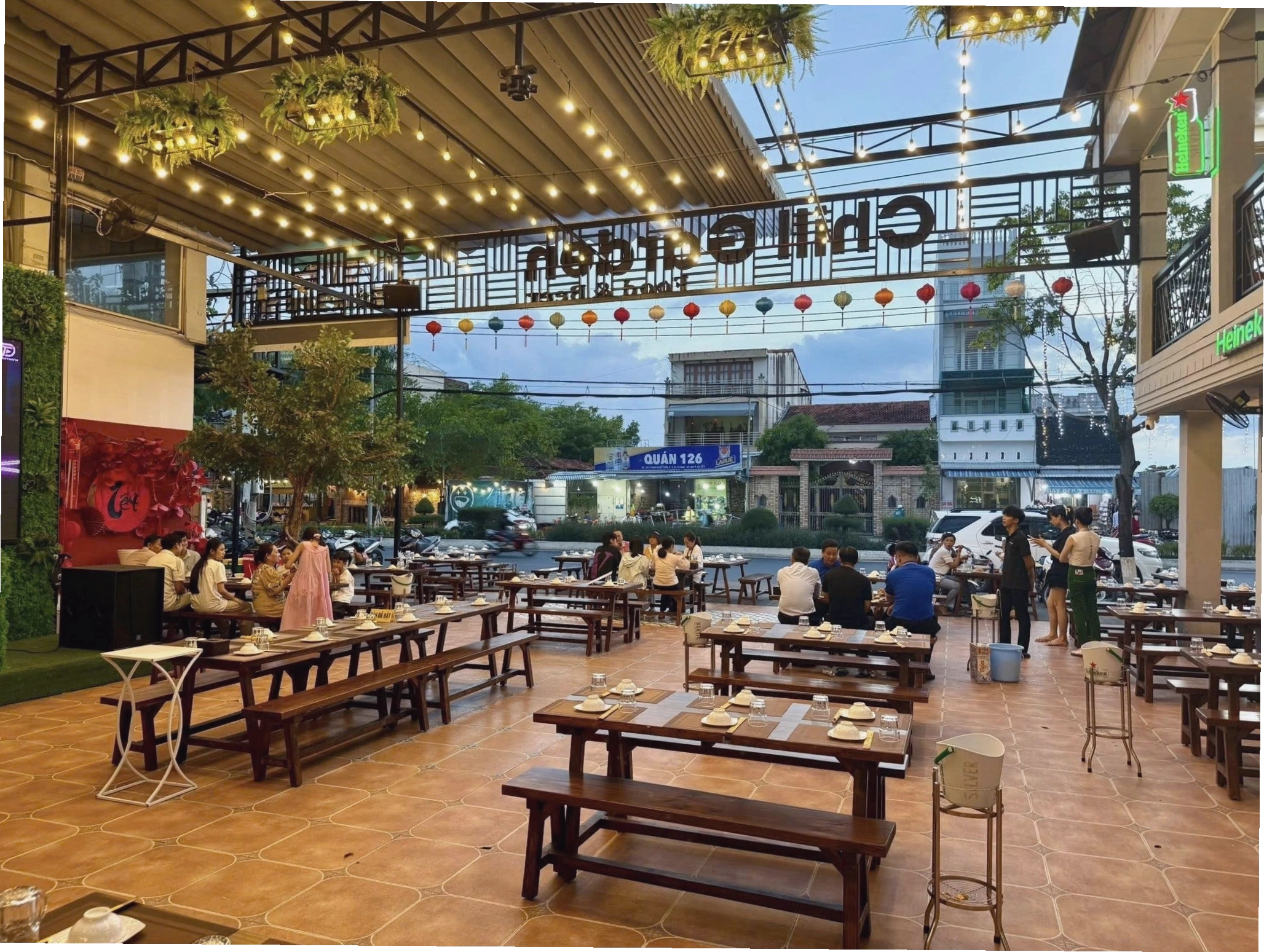 Bàn ghế gỗ thông cho không gian nhà hàng Chill Garden