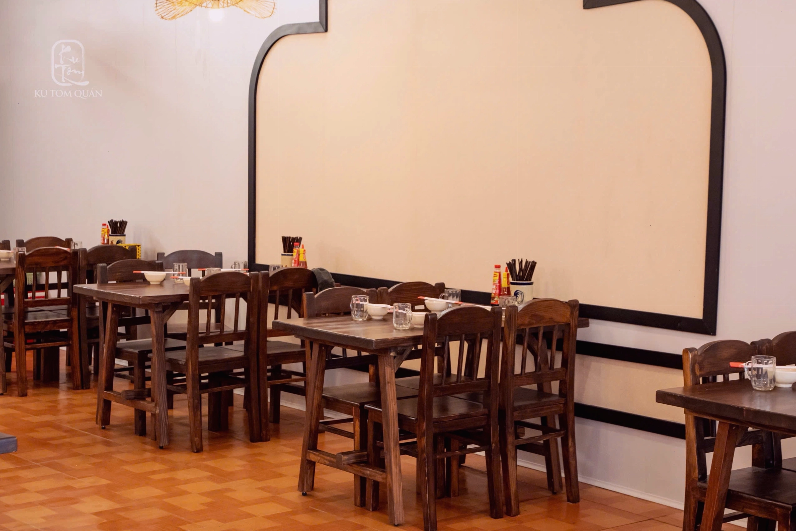 Bàn ghế gỗ thông cho quán ăn Ku Tom