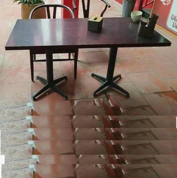 Bàn ghế nhà hàng chân sắt mặt gỗ thanh lý