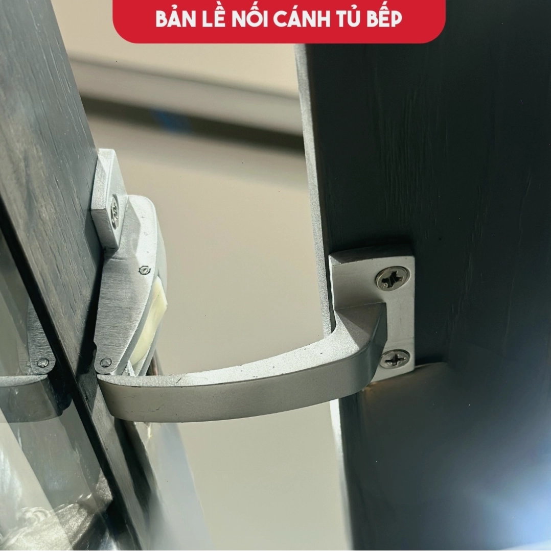 Bảo dưỡng bản lề tủ bếp bằng dầu bôi trơn
