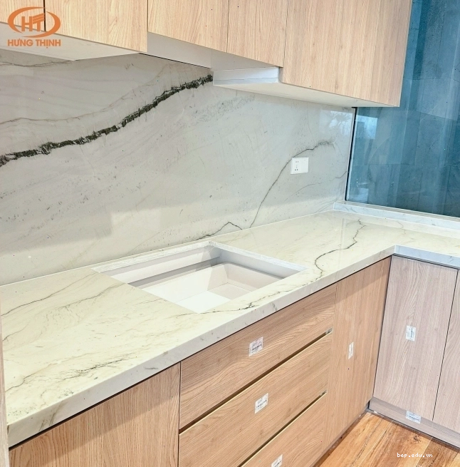 Bề mặt đá Thạch anh trắng bóng mịn thu hút ánh sáng