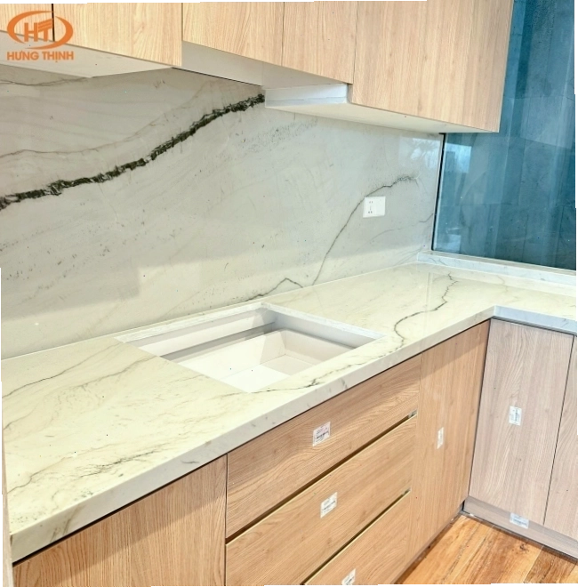Bề mặt đá Thạch anh trắng Vicostone Mont Blanc bóng mịn, thu hút ánh sáng