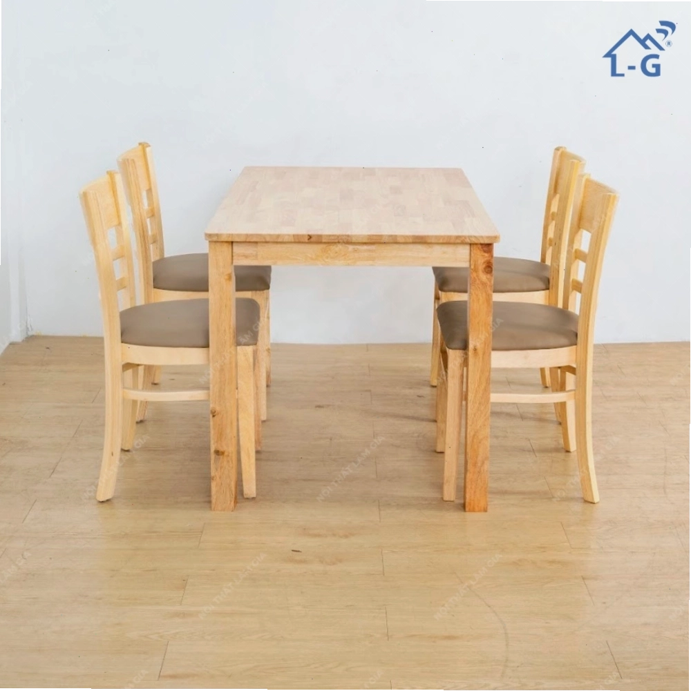 Bộ bàn ăn gỗ cabin 4 ghế màu vàng nhạt, phù hợp với không gian sáng