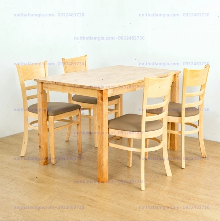 Bộ bàn ăn gỗ cao su cabin 4 ghế với thiết kế vuông vắn