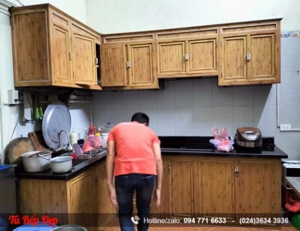 Các mẫu tủ bếp nhôm kính giả gỗ với màu sắc đẹp và sang trọng