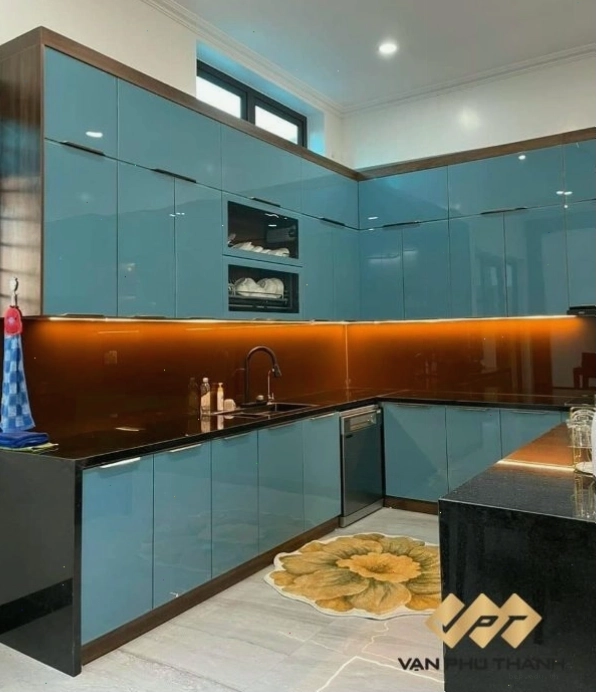 Cận cảnh chi tiết tủ bếp inox cánh kính với bề mặt sáng bóng
