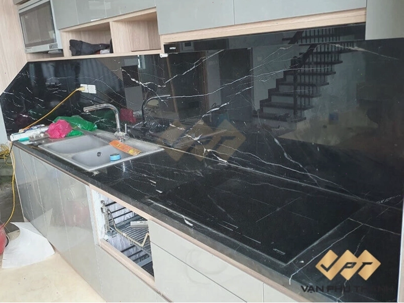 Đá bếp đen tia chớp mang vẻ đẹp tự nhiên của đá cẩm thạch