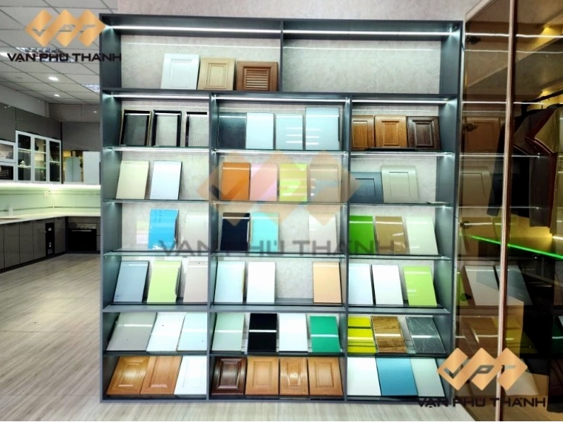 Đa dạng mẫu cánh kính tủ bếp inox tại showroom Vạn Phú Thành