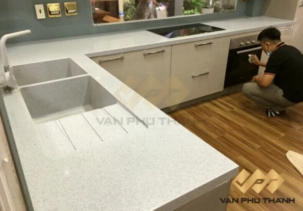 Đá Granite mặt bếp màu trắng với vân đá tự nhiên, bền bỉ và sang trọng