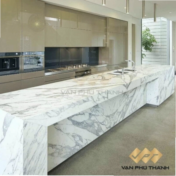 Đá Marble trắng vân mây tạo điểm nhấn sang trọng cho không gian bếp