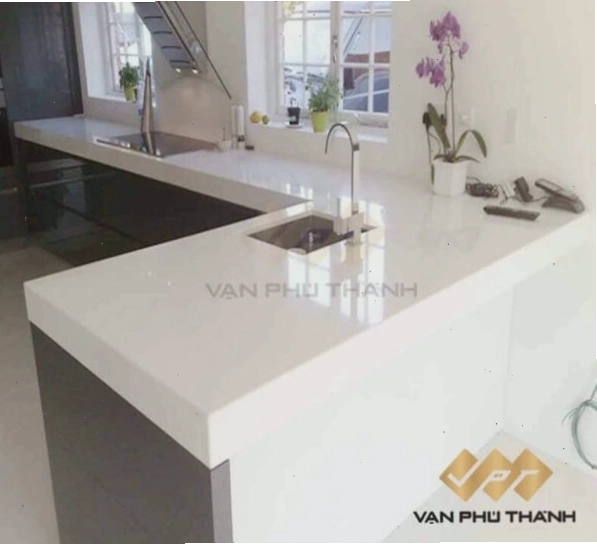 Đá nhân tạo gốc Thạch Anh màu trắng, sạch sẽ và bền đẹp cho bàn bếp