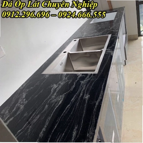 Đá ốp bếp Black Forest tông màu đen sang trọng