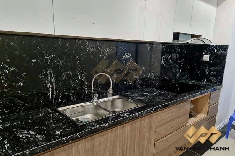 Đá ốp bếp màu đen nhân tạo bền đẹp và dễ dàng vệ sinh