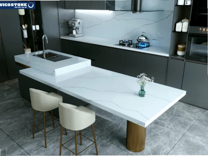 Đảo bếp kết hợp bàn ăn cùng ốp đá VICOSTONE Alessandria BQ8915 thiết kế thành hai khu riêng biệt nhưng vẫn có sự kết nối hài hòa