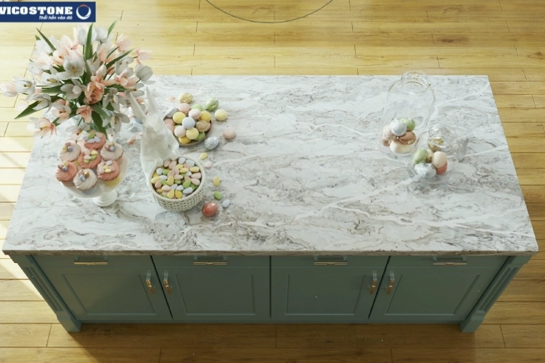 Đảo bếp với kệ tủ xanh ghi và mặt đá Vicostone Moonglade