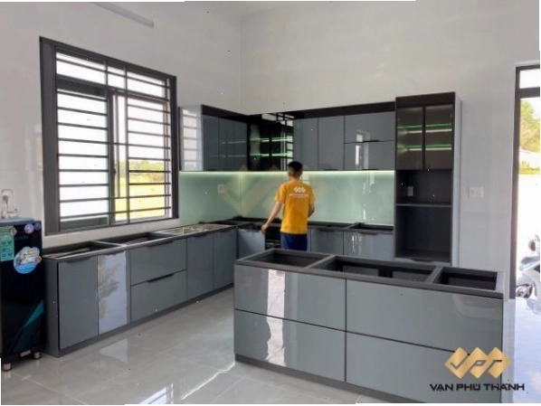 Đội ngũ thi công hoàn thiện tủ bếp inox cánh kính tại Tây Ninh