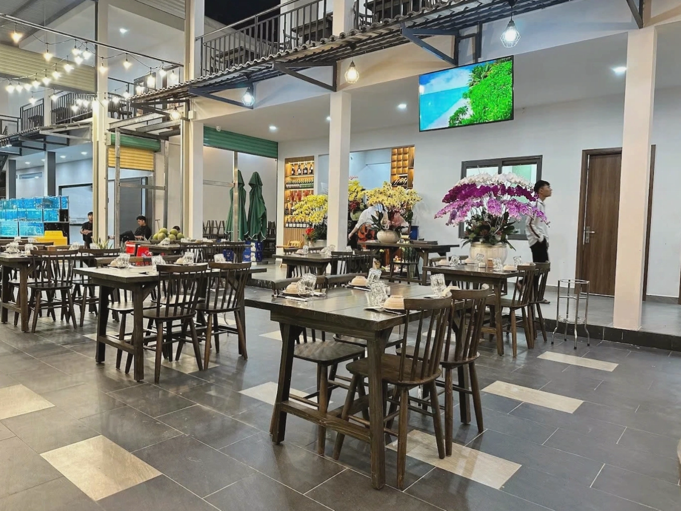 Dự án setup bàn ăn gỗ thông cho quán ăn