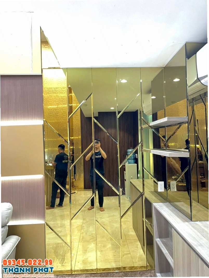 Gương kính ốp tường màu vàng tạo điểm nhấn ấm áp cho phòng ăn
