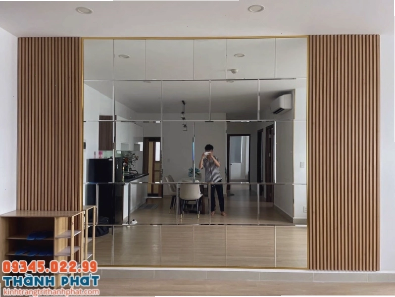 Gương ốp tường tạo hiệu ứng không gian rộng rãi cho phòng ăn