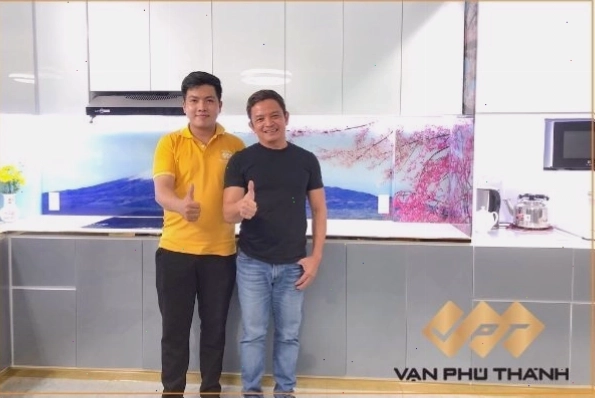 Khách hàng chụp ảnh cùng mẫu tủ bếp đẹp hình chữ i thi công bởi Vạn Phú Thành