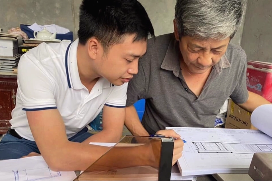 Khách hàng hài lòng với tủ bếp gỗ óc chó do Việt Á Đông thi công