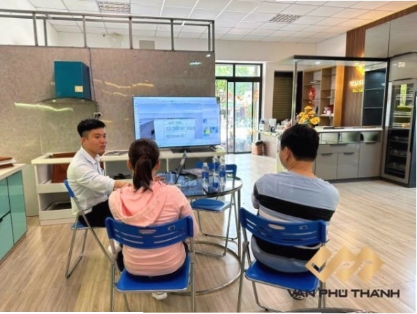 Khách hàng nhận tư vấn thiết kế và thi công tủ bếp tại Biên Hòa trực tiếp tại showroom Vạn Phú Thành
