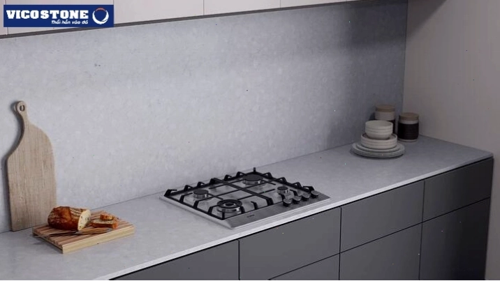 Không gian bếp hiện đại với mặt bếp và tường ốp đá Terrazzo VICOSTONE BQ8791