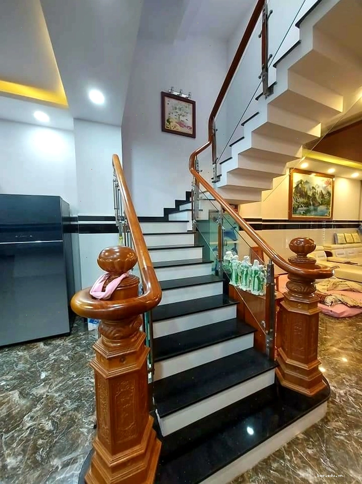 Không gian bếp hiện đại với mặt đá hoa cương sang trọng và sạch sẽ