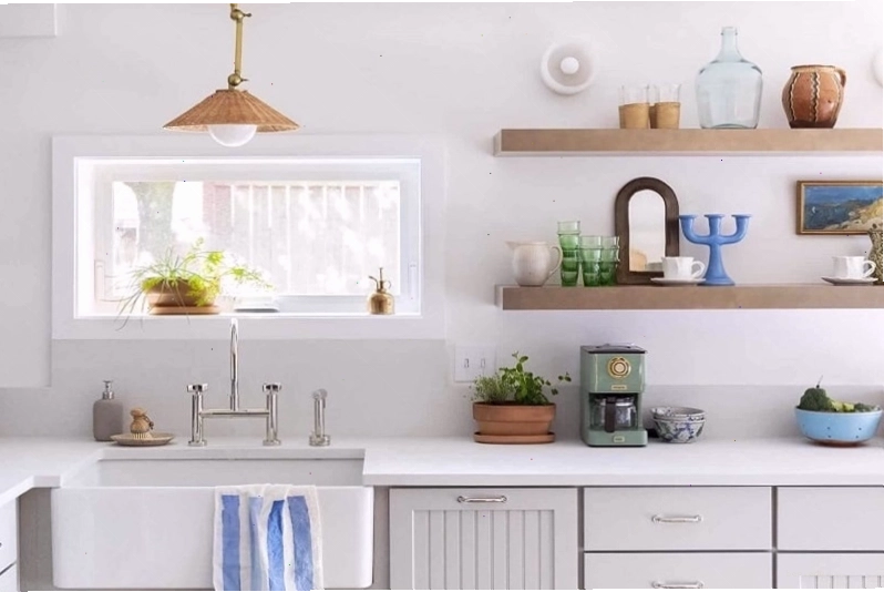 Không gian bếp hiện đại với thiết kế không tủ trên tạo cảm giác thoáng đãng