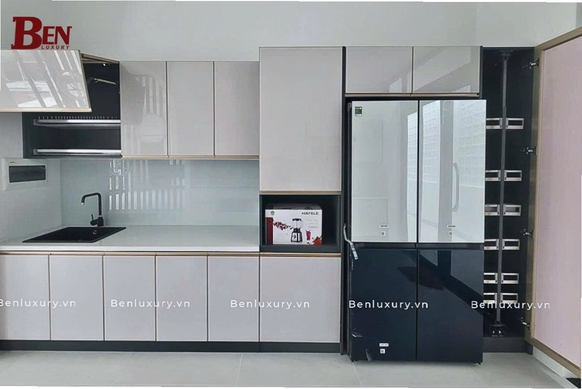 Không gian bếp với tủ bếp nhôm cánh kính và đảo bếp