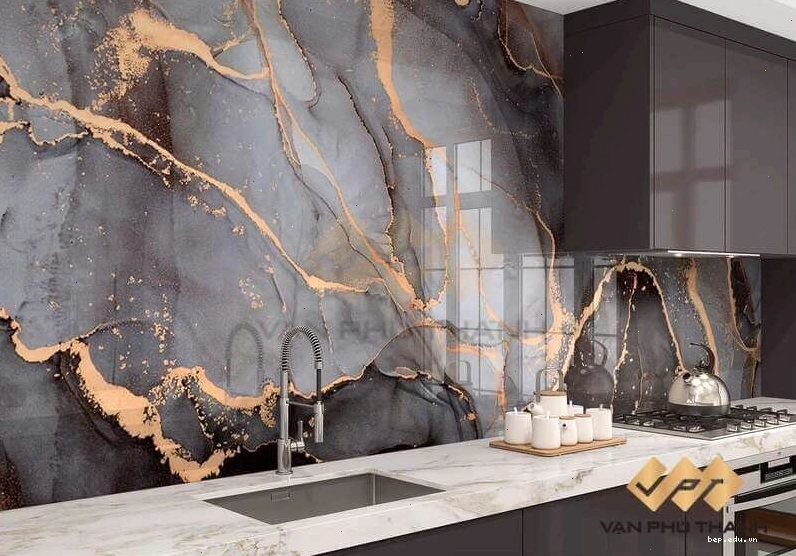 Kính ốp bếp vân đá là loại kính cường lực ốp bếp được sơn họa tiết vân đá ấn tượng và sang trọng