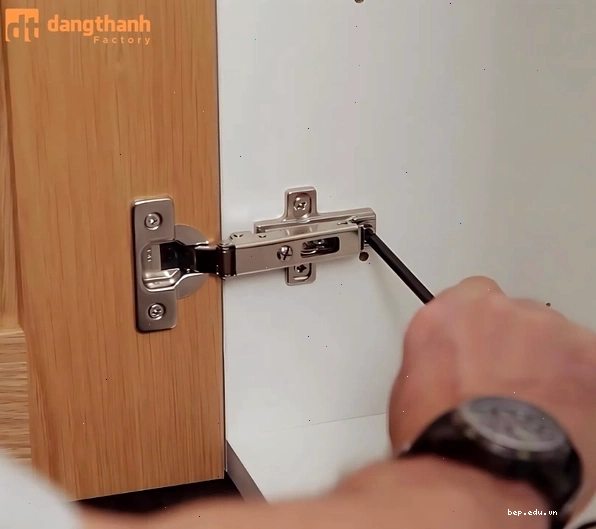 Lắp đặt cánh tủ bếp vào thành tủ