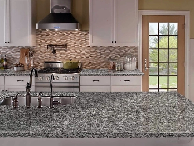 Mặt bếp được làm bằng đá hoa cương (granite) tự nhiên